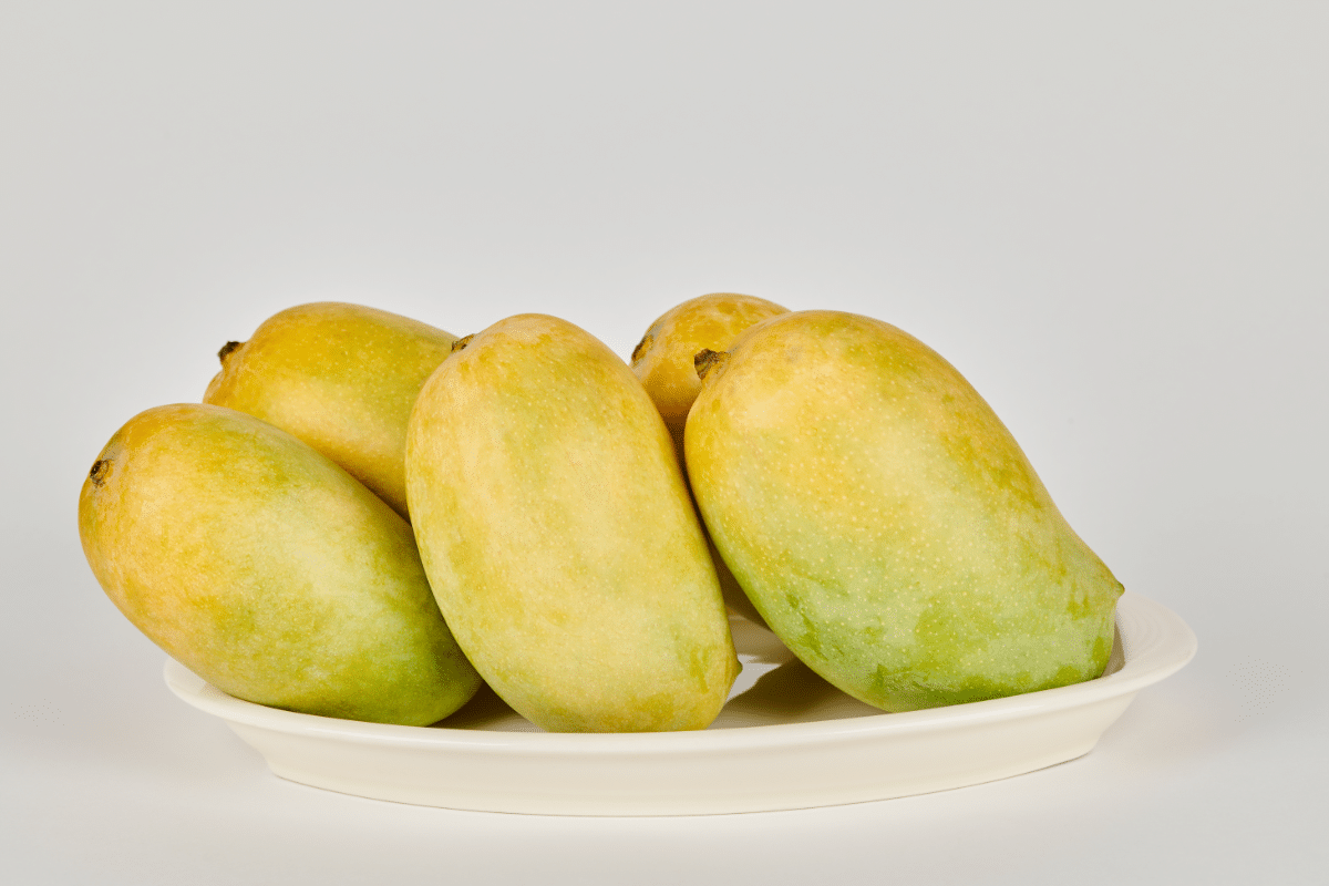 mangoe in a plate